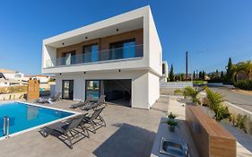 Villa Marlene, Walking Distance To Coral Beach!